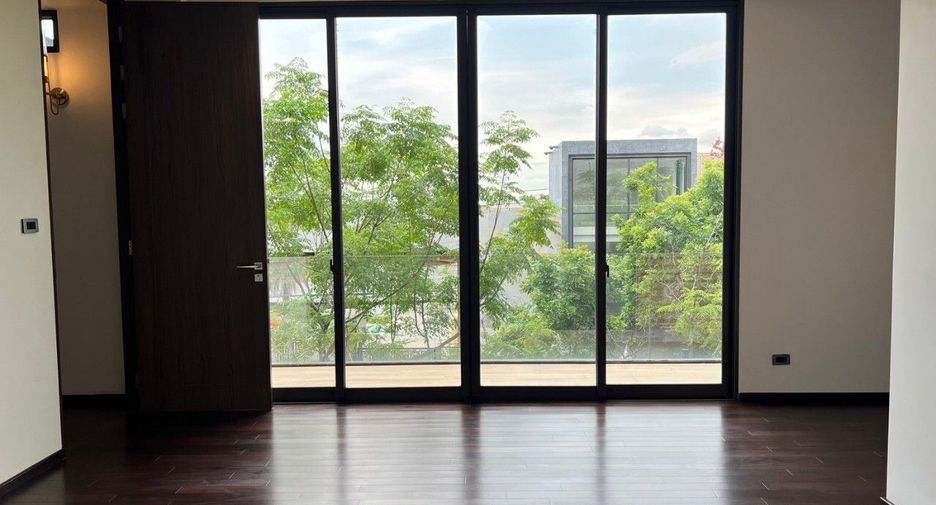For sale 4 bedrooms condo in Lat Phrao, Bangkok