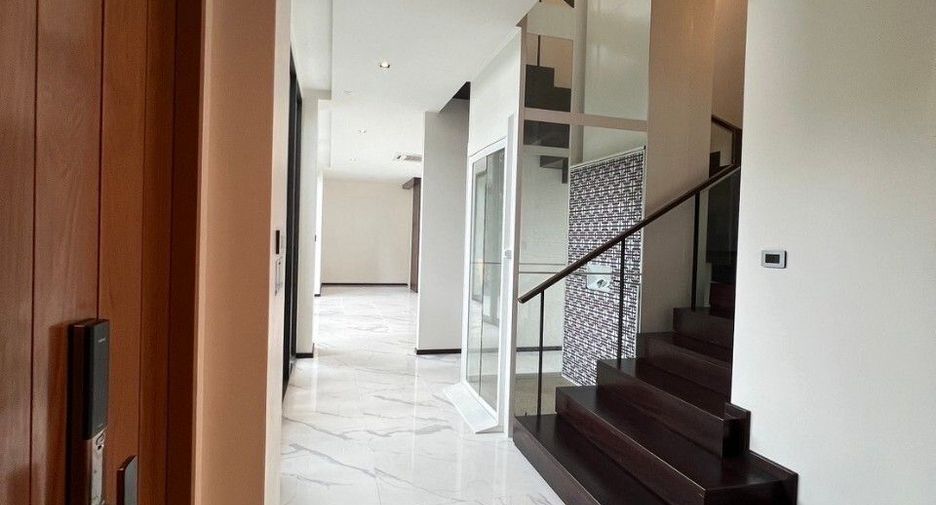For sale 4 bedrooms condo in Lat Phrao, Bangkok