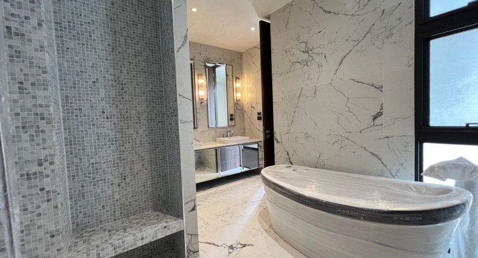 For sale 4 bedrooms condo in Lat Phrao, Bangkok