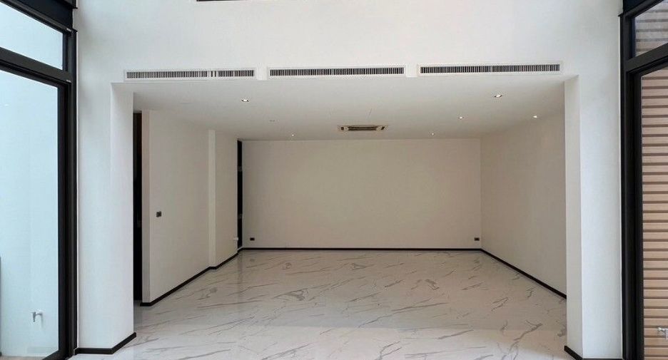 For sale 4 bedrooms condo in Lat Phrao, Bangkok