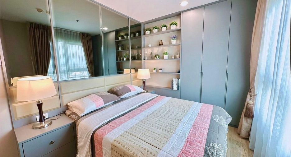 For rent 3 bedrooms condo in Huai Khwang, Bangkok