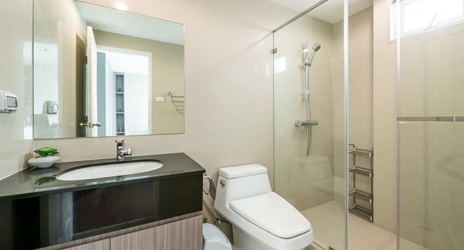 For rent 3 bedrooms condo in Huai Khwang, Bangkok