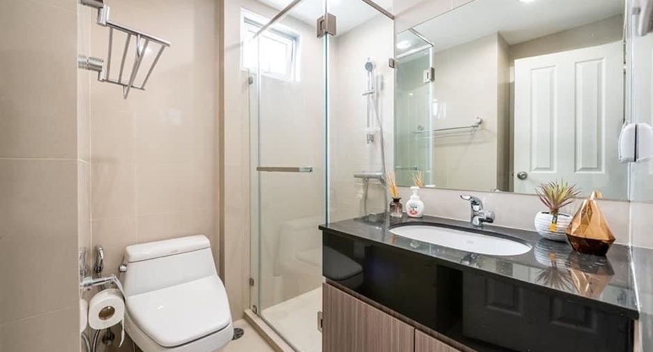For rent 3 bedrooms condo in Huai Khwang, Bangkok