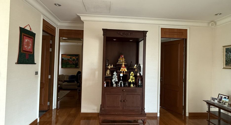 For sale 4 bedrooms villa in Taling Chan, Bangkok
