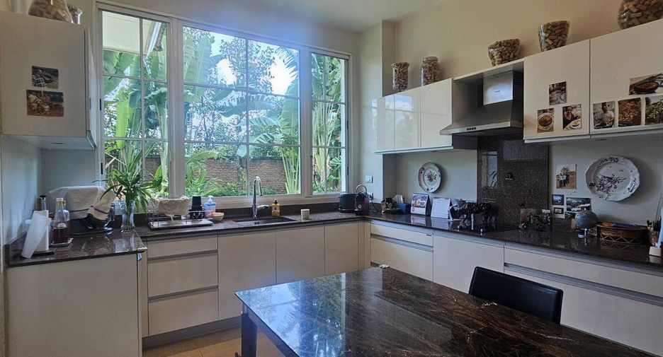 For sale 4 bedrooms villa in Taling Chan, Bangkok