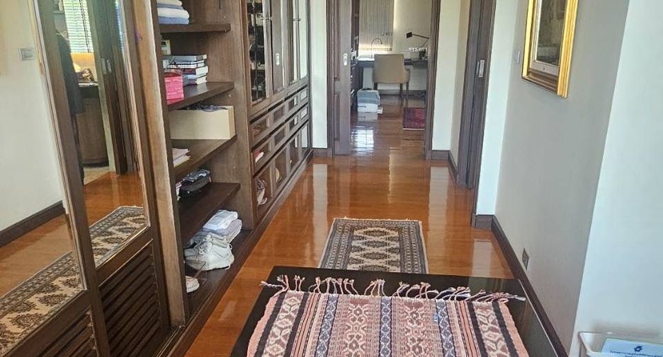 For sale 4 bedrooms villa in Taling Chan, Bangkok