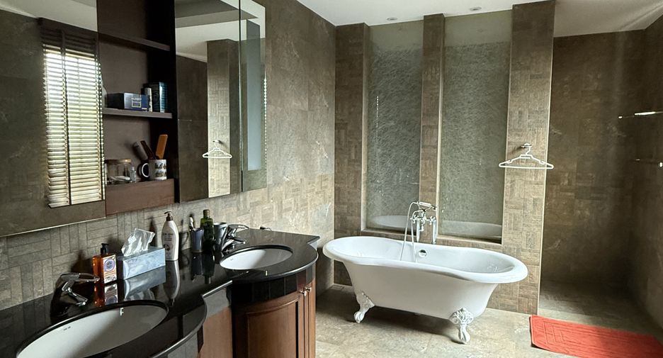 For sale 4 bedrooms villa in Taling Chan, Bangkok