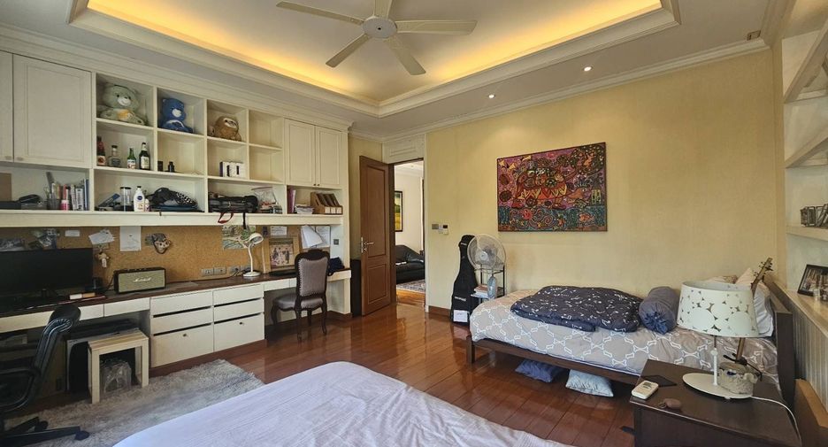 For sale 4 bedrooms villa in Taling Chan, Bangkok