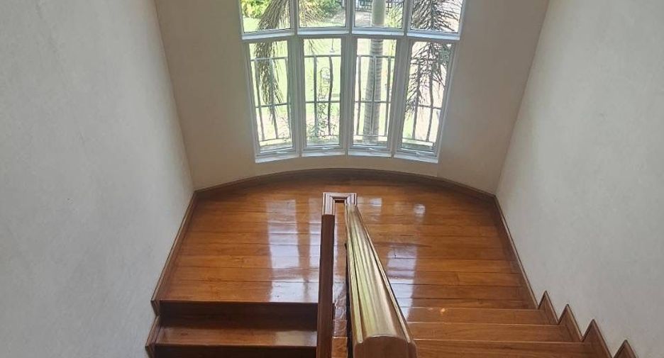 For sale 4 bedrooms villa in Taling Chan, Bangkok