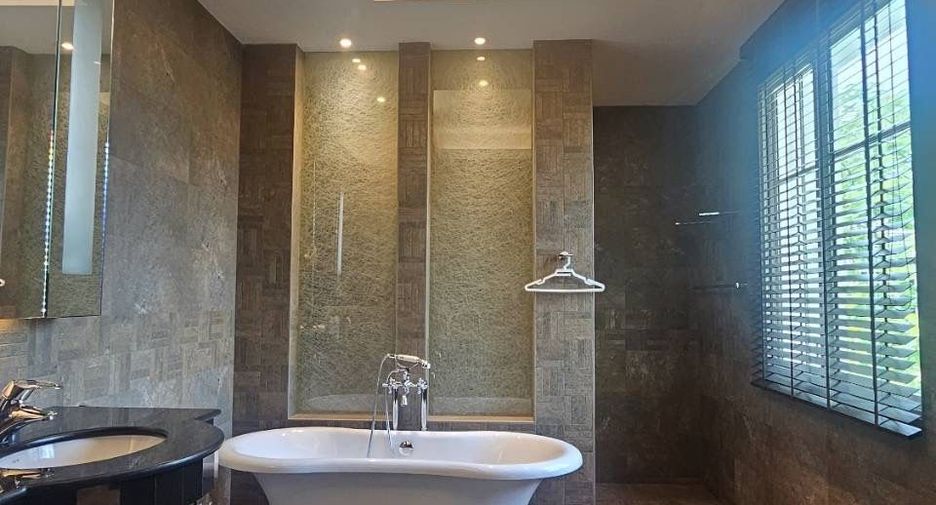 For sale 4 bedrooms villa in Taling Chan, Bangkok