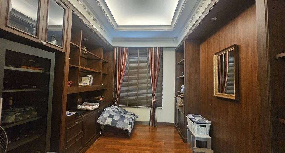 For sale 4 bedrooms villa in Taling Chan, Bangkok
