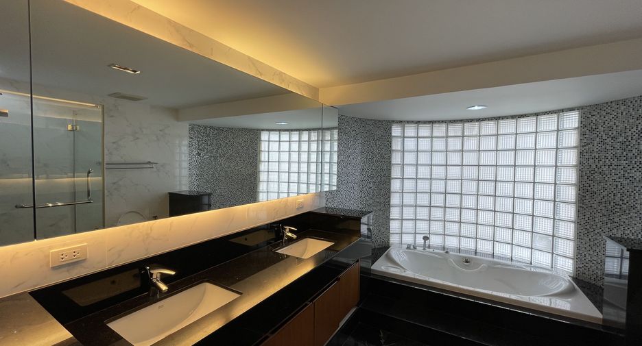 For rent 3 bedrooms condo in Khlong Toei, Bangkok