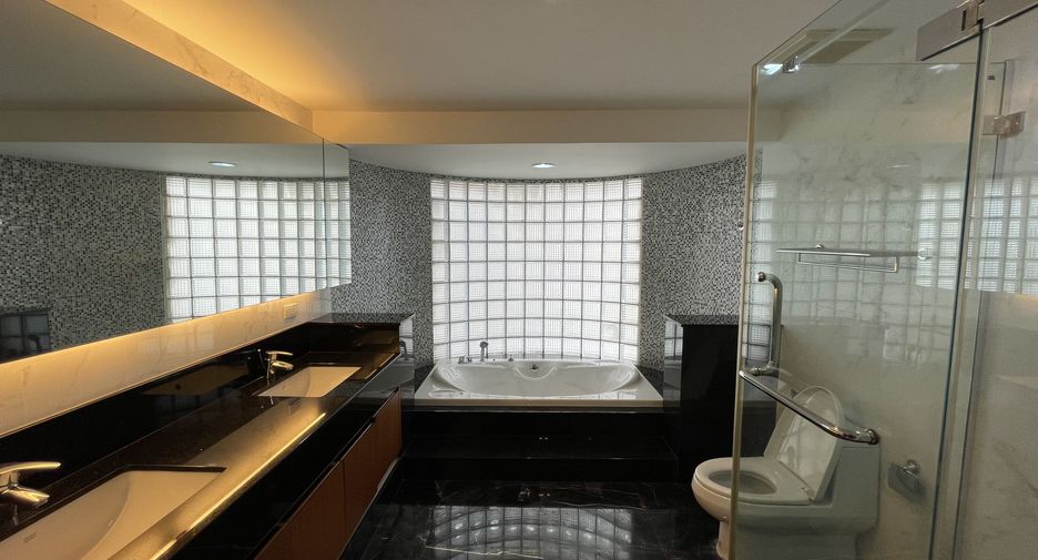 For rent 3 bedrooms condo in Khlong Toei, Bangkok
