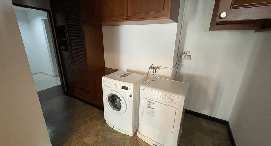 For rent 3 bedrooms condo in Khlong Toei, Bangkok