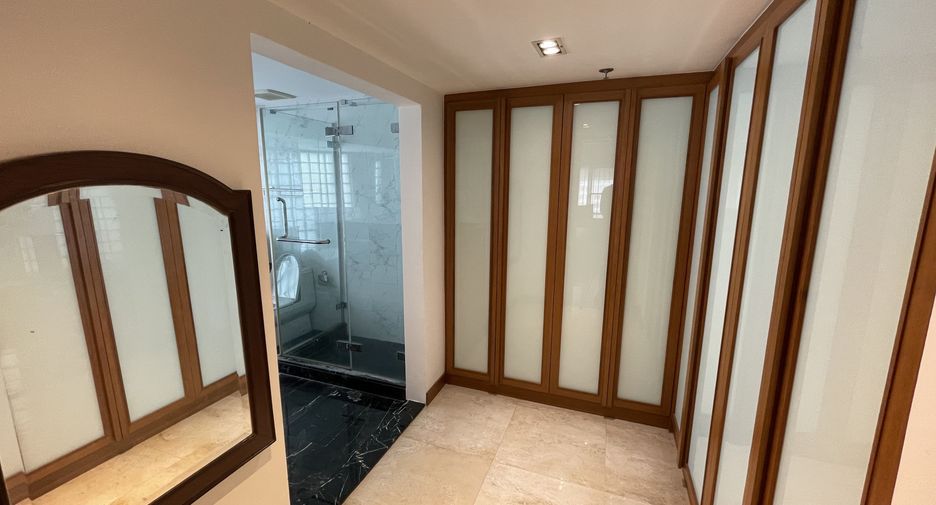 For rent 3 bedrooms condo in Khlong Toei, Bangkok