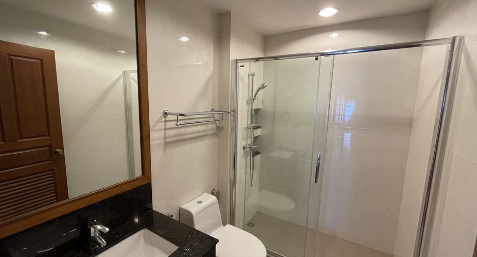 For rent 3 bedrooms condo in Khlong Toei, Bangkok