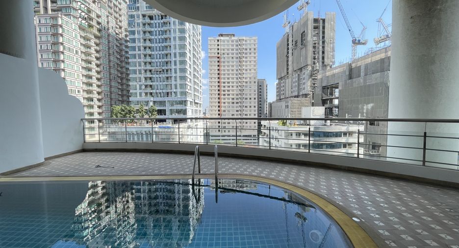 For rent 3 bedrooms condo in Khlong Toei, Bangkok