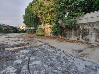 出售 土地 在 Phra Khanong, 曼谷