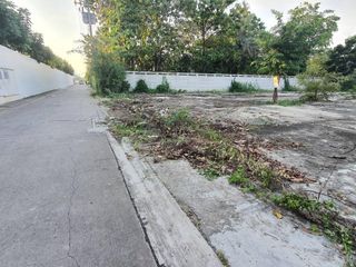 出售 土地 在 Phra Khanong, 曼谷