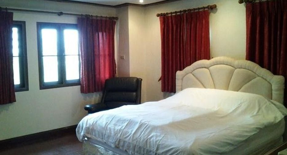 For rent 3 bedrooms condo in Watthana, Bangkok