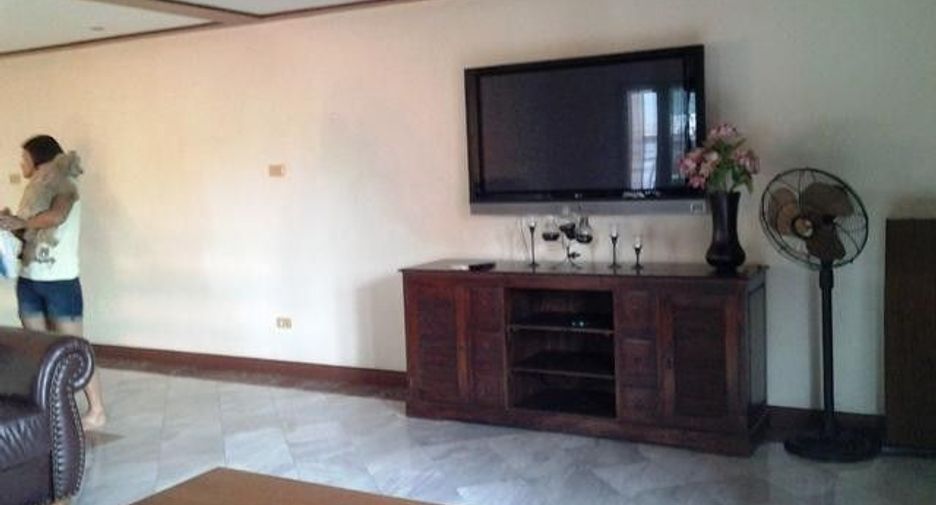 For rent 3 bedrooms condo in Watthana, Bangkok