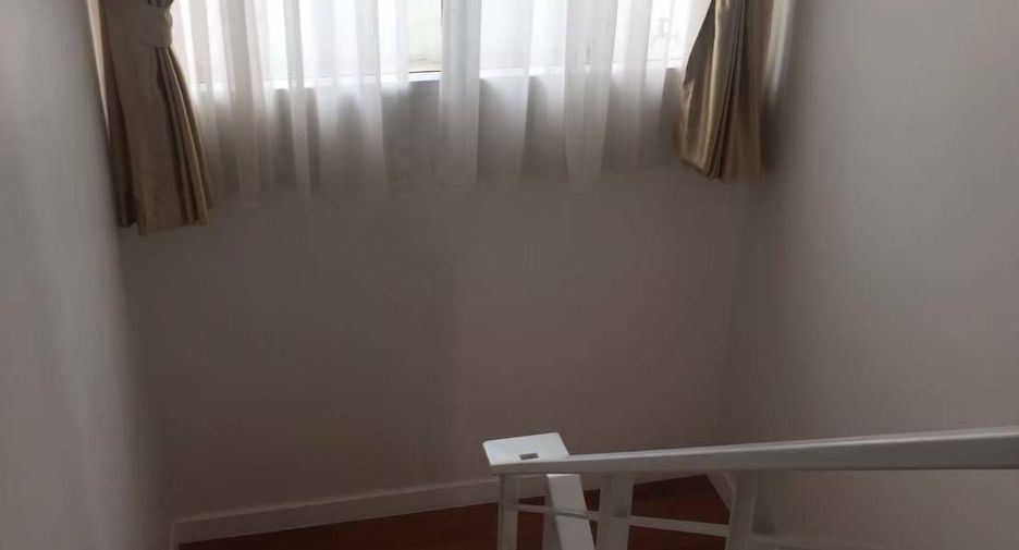 For rent 3 bedrooms townhouse in Wang Thonglang, Bangkok