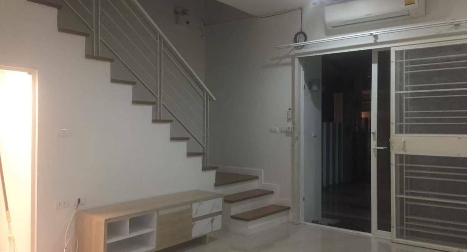 For rent 3 bedrooms townhouse in Wang Thonglang, Bangkok