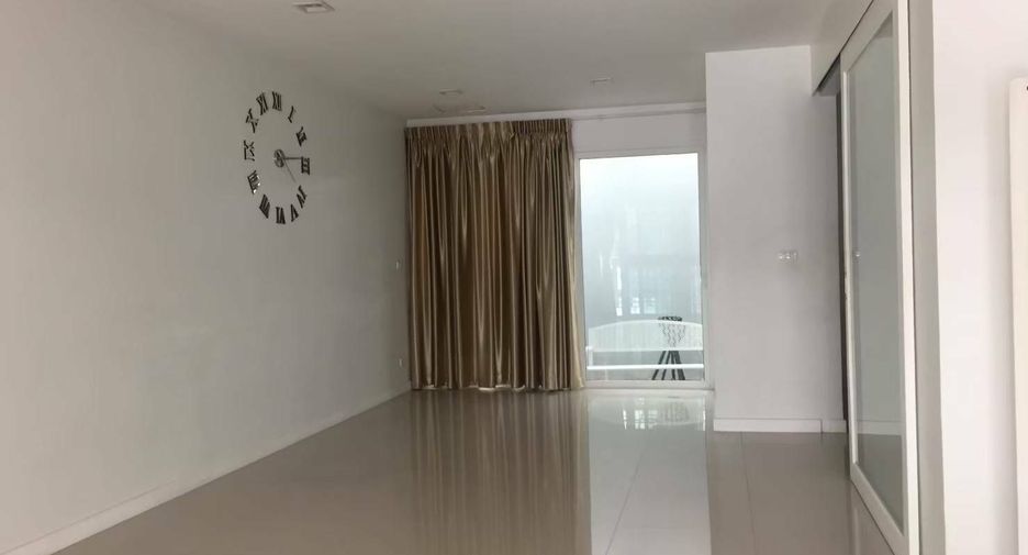 For rent 3 bedrooms townhouse in Wang Thonglang, Bangkok