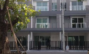 For rent 3 bedrooms townhouse in Wang Thonglang, Bangkok