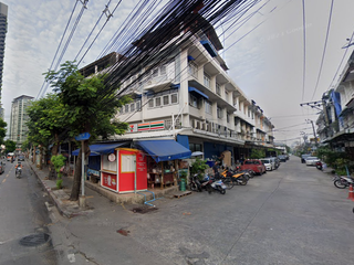 Reihenhaus zum Kauf mit 13 Zimmer in Phra Khanong, Bangkok