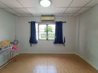 For sale 4 bedrooms townhouse in Mueang Samut Prakan, Samut Prakan