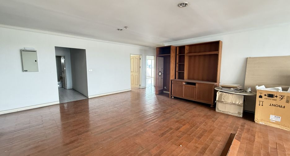 For sale 3 bedrooms condo in Yan Nawa, Bangkok
