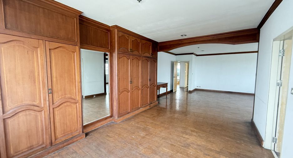 For sale 3 bedrooms condo in Yan Nawa, Bangkok