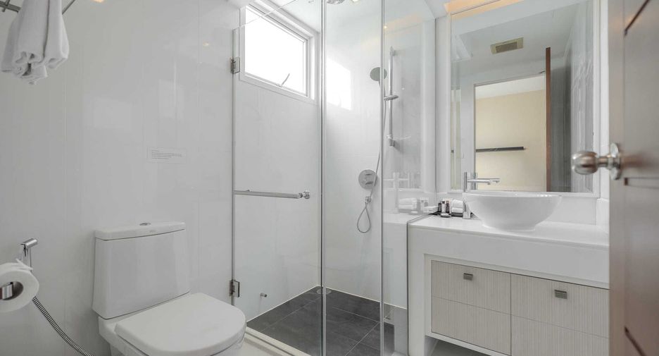 For rent 3 bedrooms condo in Khlong Toei, Bangkok