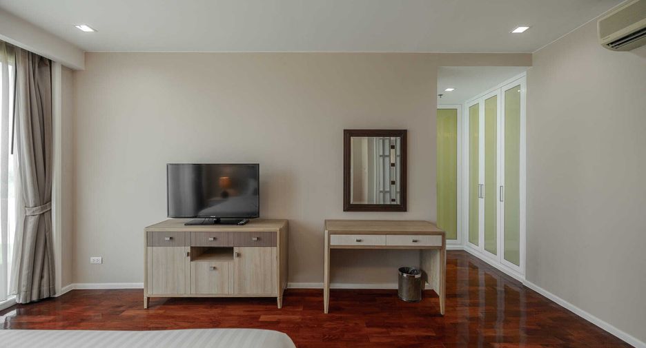 For rent 3 bedrooms condo in Khlong Toei, Bangkok