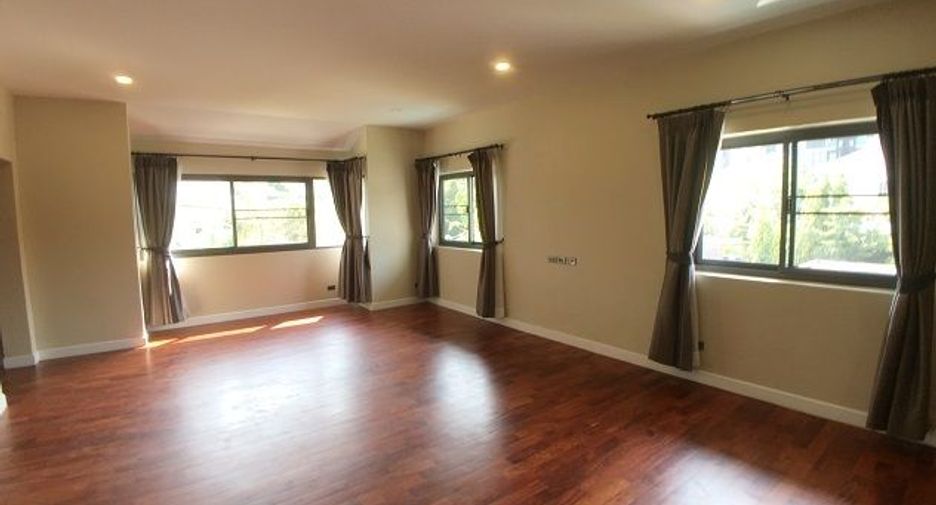 For rent 4 bedrooms villa in Watthana, Bangkok