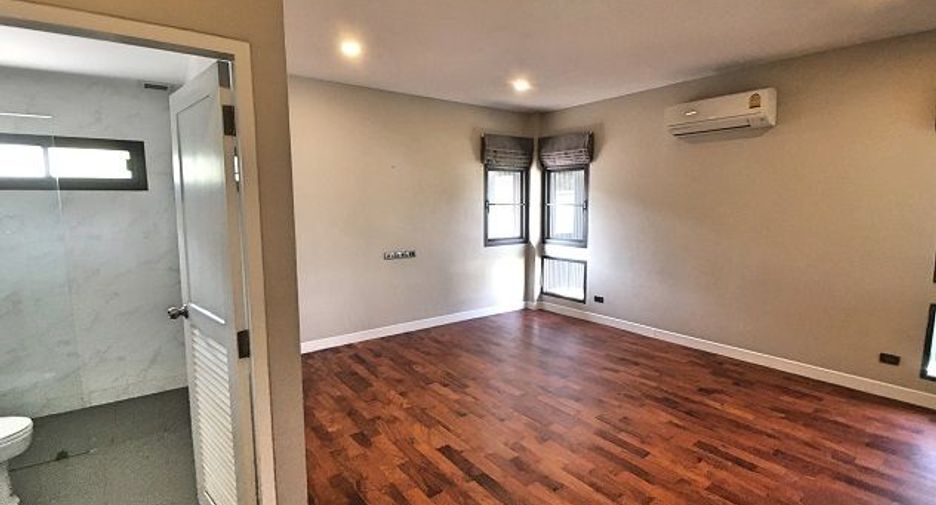 For rent 4 bedrooms villa in Watthana, Bangkok