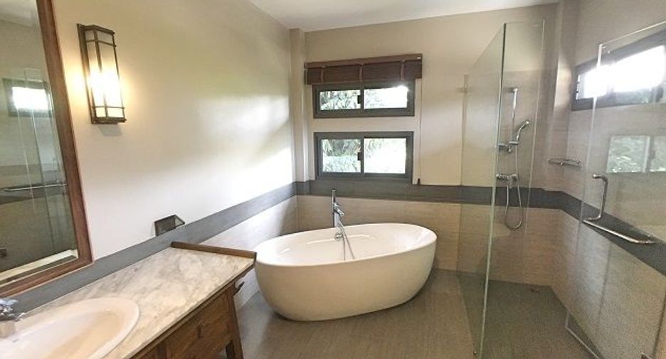 For rent 4 bedrooms villa in Watthana, Bangkok