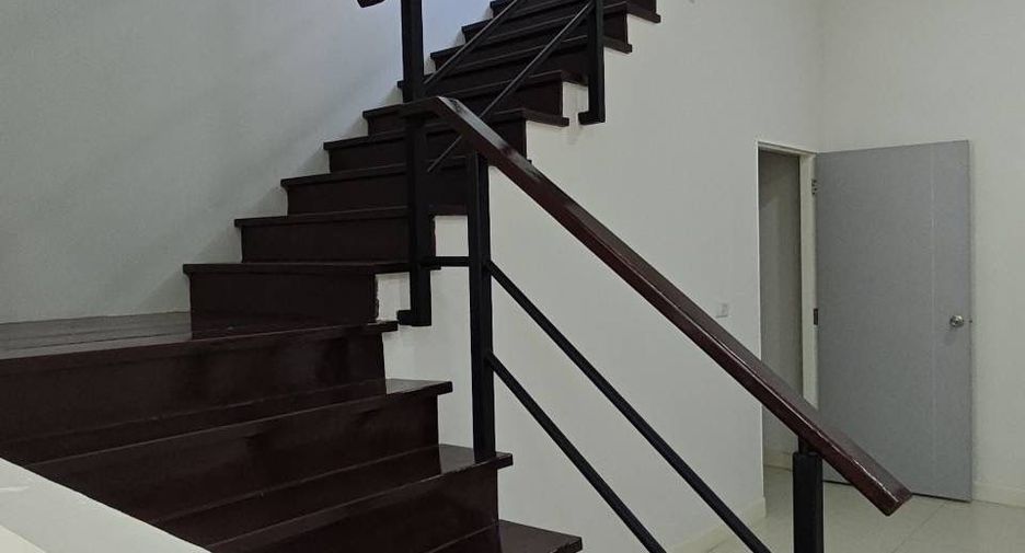 Casa adosada en alquiler de 2 habitaciones en Huai Khwang, Bangkok