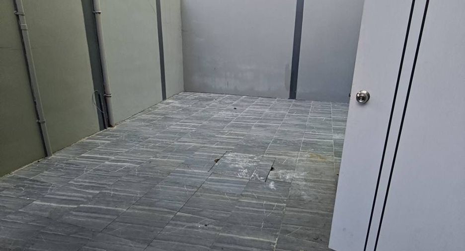 Casa adosada en alquiler de 2 habitaciones en Huai Khwang, Bangkok