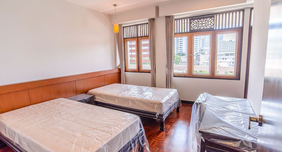 For rent 4 bedrooms apartment in Sathon, Bangkok
