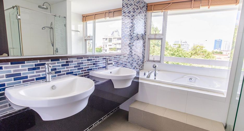 For rent 4 bedrooms apartment in Sathon, Bangkok