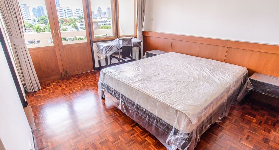 For rent 4 bedrooms apartment in Sathon, Bangkok