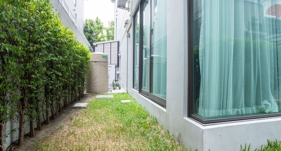 For sale and for rent 4 bedrooms townhouse in Lat Phrao, Bangkok