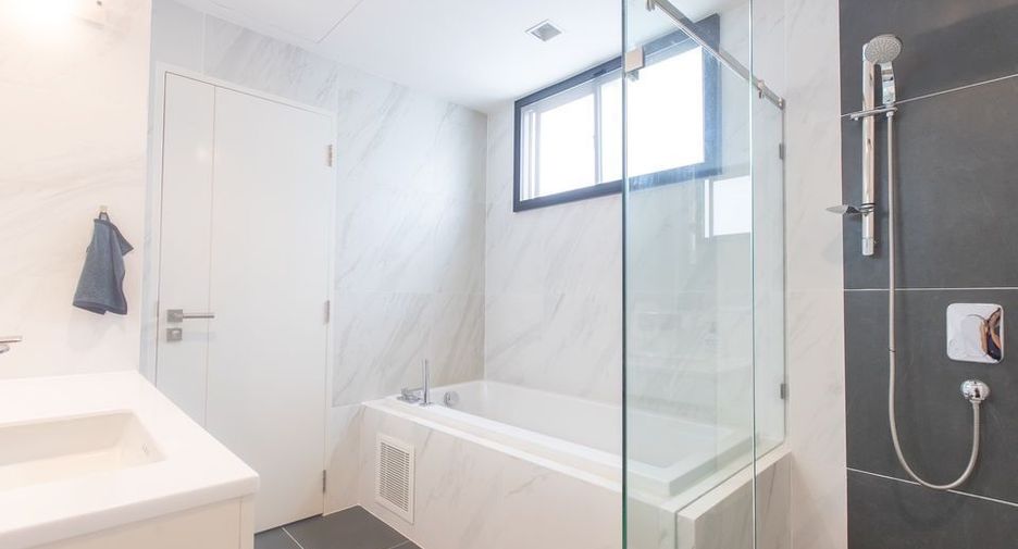 For sale and for rent 4 bedrooms townhouse in Lat Phrao, Bangkok
