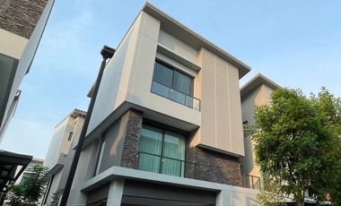Casa adosada en venta y en alquiler de 4 habitaciones en Lat Phrao, Bangkok