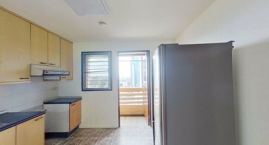 For sale 3 bedrooms condo in Watthana, Bangkok