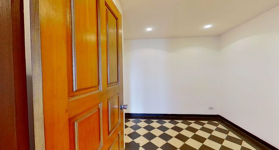 For sale 3 bedrooms condo in Watthana, Bangkok