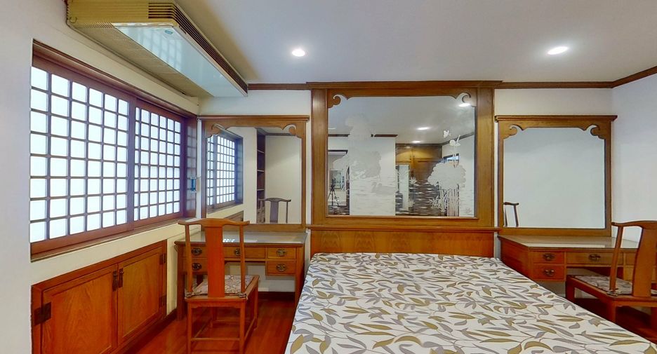 For sale 3 bedrooms condo in Watthana, Bangkok