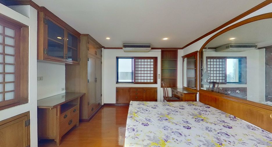 For sale 3 bedrooms condo in Watthana, Bangkok